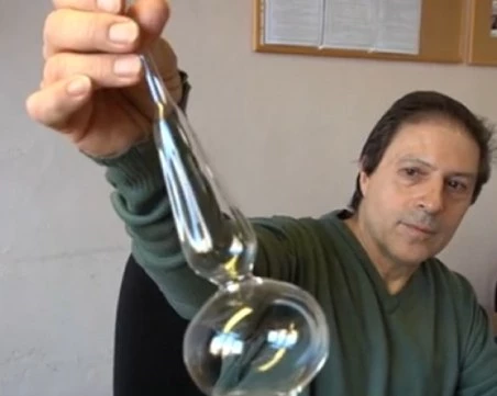 Единственият майстор на стъклени играчки у нас работи в социалното предприятие за хора с увреждания в Пловдив