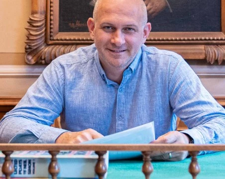 В последния момент: Мариан Бачев уволнява директора на Народния театър Васил Василев?