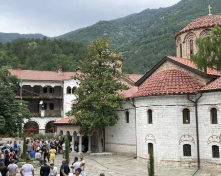 Намесиха Бачковския манастир в интернет измама