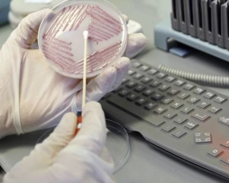 Тестват медици и пациенти в болниците за резистентни микроорганизми