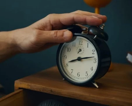 Защо се будим малко преди алармата?