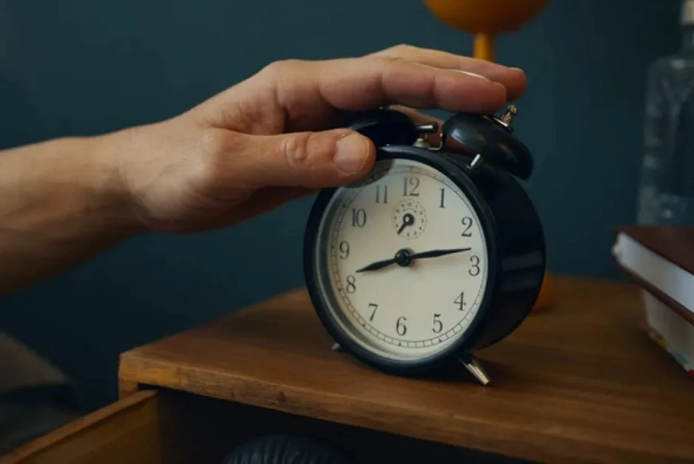 Защо се будим малко преди алармата?