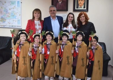 Малките коледари от ДГ Синчец в Скутаре поздравиха съветниците от