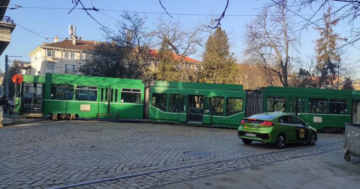 Инцидент затруднява движението в столицата алармират граждани Прочетете ощеТрамвай е