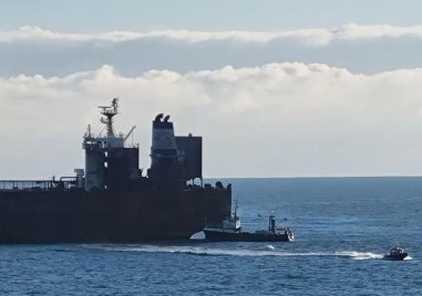 Три влекача пристигнаха за заседналия край Ахтопол танкер