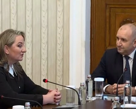 Само Деница Сачева на консултациите при президента: Ще внесем удължителен бюджет в следващите часове