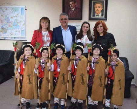 Коледари, каратеки и малката Анастасия поздравиха Общински съвет - Марица