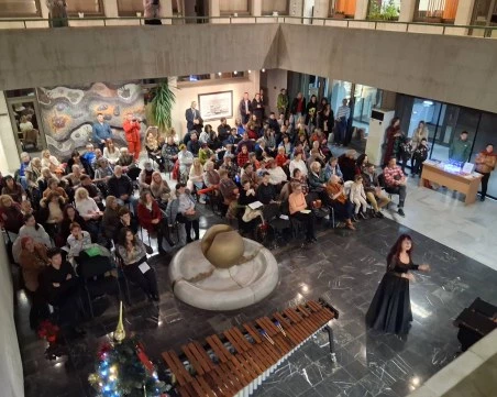 Областният управител отличи дамски хор „Тримонциум