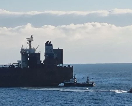 Три влекача пристигнаха за заседналия край Ахтопол танкер