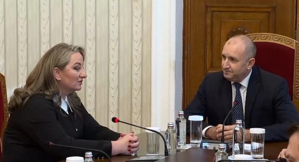 Само Деница Сачева на консултациите при президента: Ще внесем удължителен бюджет в следващите часове