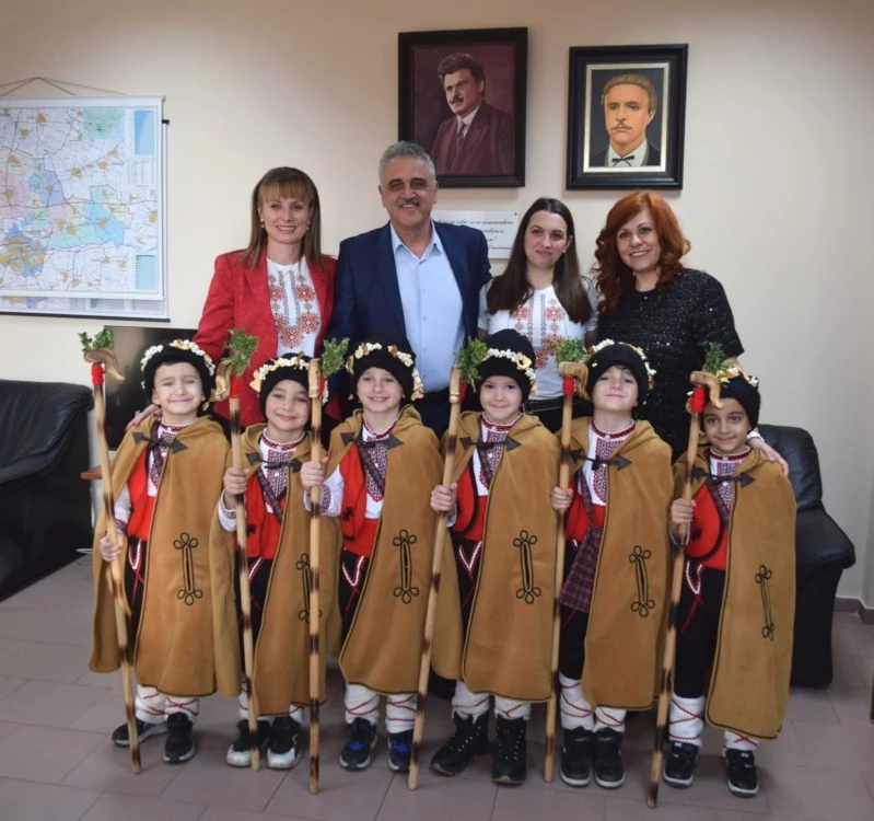 Коледари, каратеки и малката Анастасия поздравиха Общински съвет - Марица