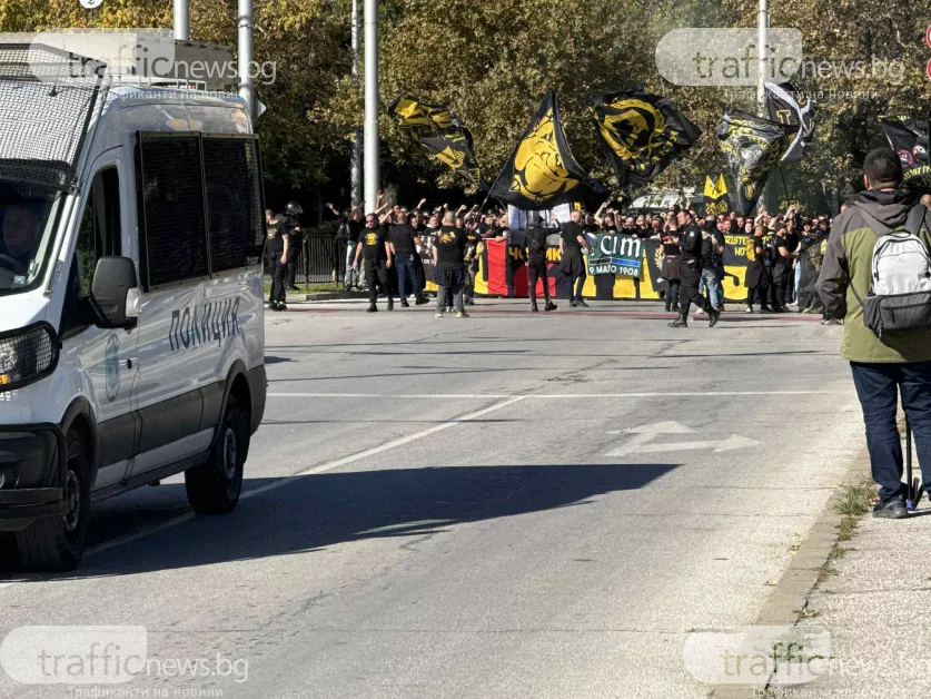 Шествие на феновете на Ботев блокира възлови улица в центъра на Пловдив