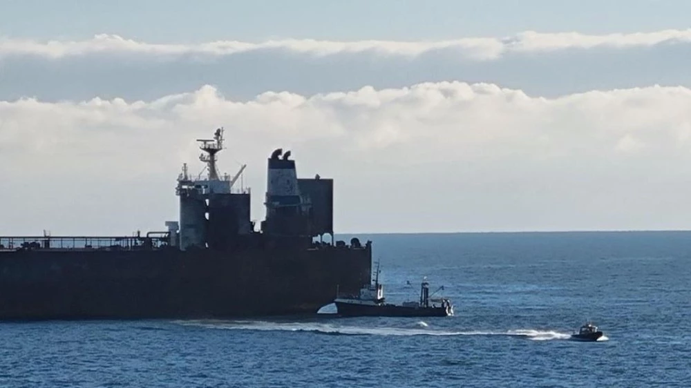 Три влекача пристигнаха за заседналия край Ахтопол танкер