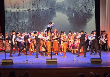 Ансамбъл „Тракия подари на публиката „Коледна приказка