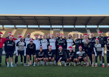 Футболистите на Локомотив Пловдив записаха коледно послание до феновете Прочетете