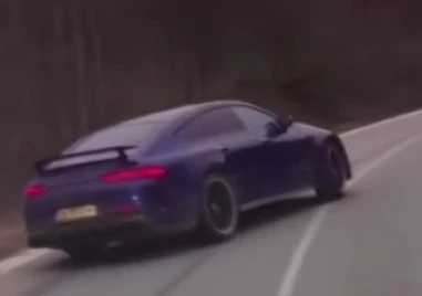 Млад шофьор с безумни действия: Дрифти на завои и създава сериозен риск от катастрофи