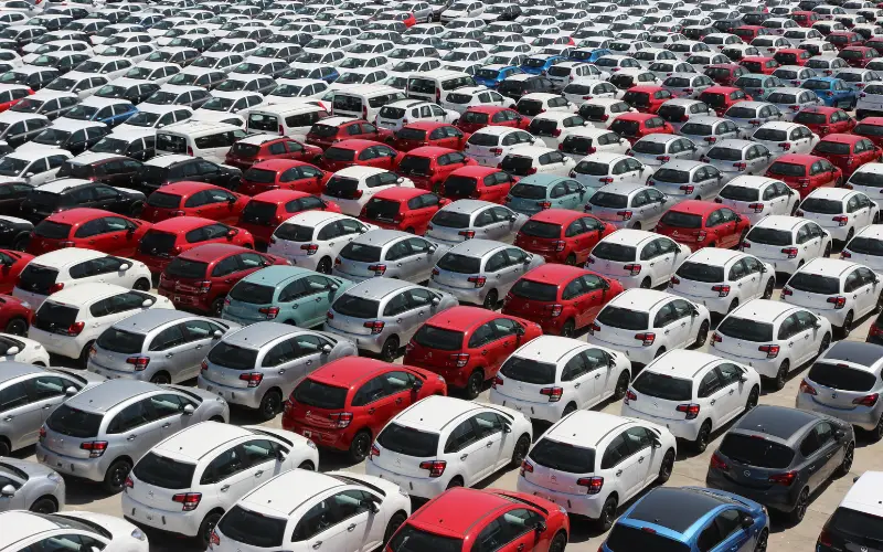 Европейската комисия смекчава правилата за продажба на нови бензинови и дизелови коли