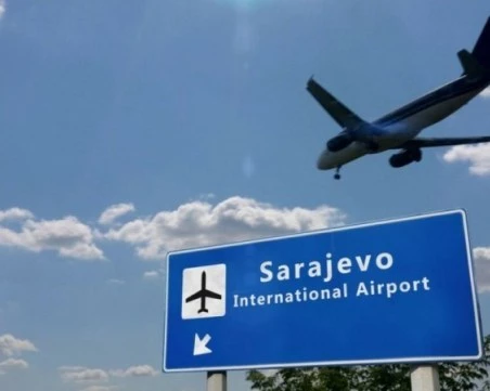 Летището в Сараево е блокирано заради бомбена заплаха, евакуираха пътници и служители