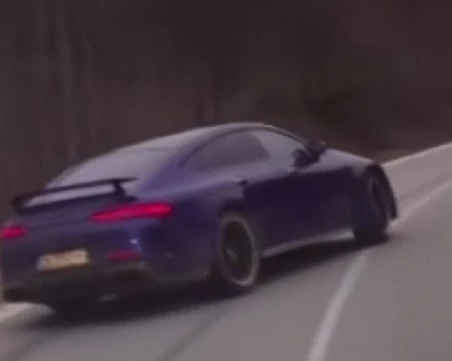 Млад шофьор с безумни действия: Дрифти на завои и създава сериозен риск от катастрофи