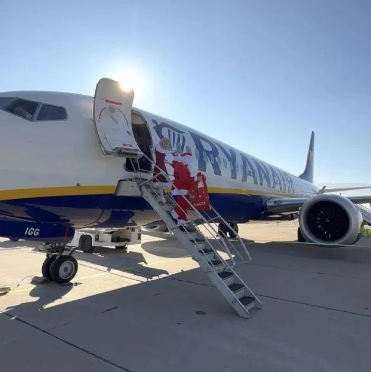 Дядо Коледа пристигна на Летище Пловдив с чувал подаръци