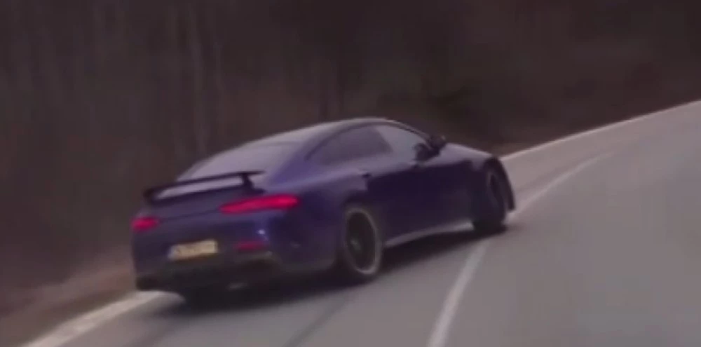 Млад шофьор с безумни действия: Дрифти на завои и създава сериозен риск от катастрофи