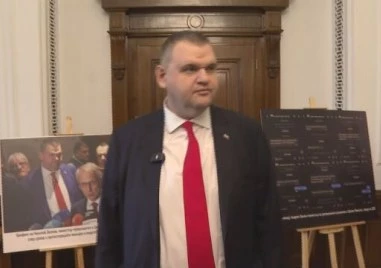 Държаха се чудовищно с моите депутати: Пеевски направи кабинета си Музей на сглобката