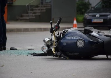 Катастрофа между кола и мотор в София до УНСС, има тежко пострадал