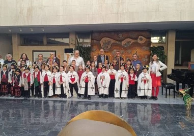 Коледарски групи поздравиха екипа на Областна администрация Пловдив