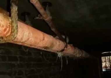 Постоянно пукащи се тръби на парно превърнаха блок в сауна и оставиха детска градина на студено