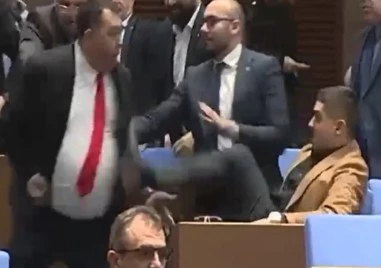 Радостин Василев и депутат от ДПС-Ново начало се сбиха в пленарната зала ВИДЕО