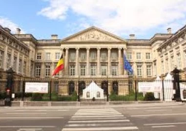 Замразяват заплатите на депутатите в Белгия за четири години