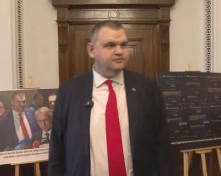 Държаха се чудовищно с моите депутати: Пеевски направи кабинета си 