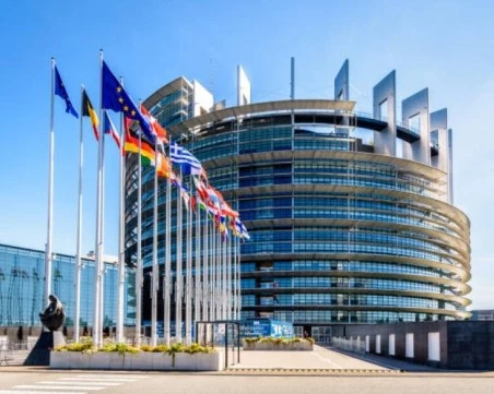 ЕП официално забрани вноса на руска газ до края от 2027 г.