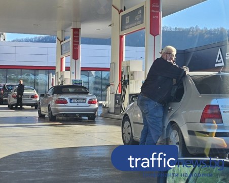 Гърците с масови екскурзии до България преди празниците, зареждат евтино гориво