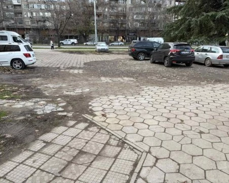 Изграждат паркинг за 80 коли до зала „Строител