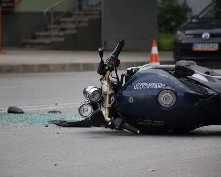 Катастрофа между кола и мотор в София до УНСС, има тежко пострадал