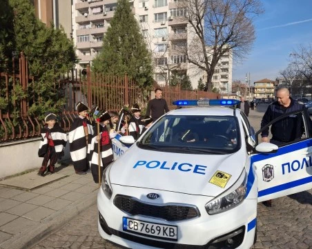 Коледарчета зарадваха служителите на Шесто районно