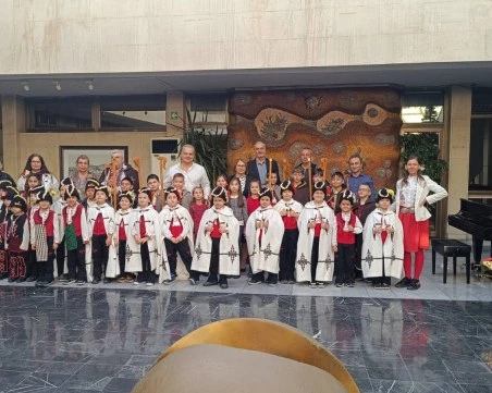 Коледарски групи поздравиха екипа на Областна администрация Пловдив