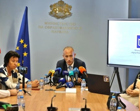 МОН даде заден за намаляването на паралелките с чужд език