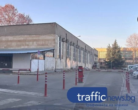 Ново самоуправство на Колежа? Сложиха бариери на паркинга – таксуват 2 лв./час денонощно!