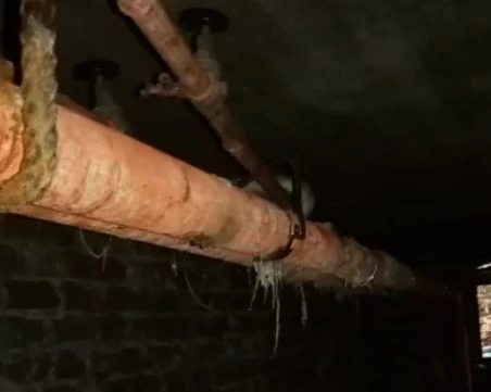 Постоянно пукащи се тръби на парно превърнаха блок в сауна и оставиха детска градина на студено