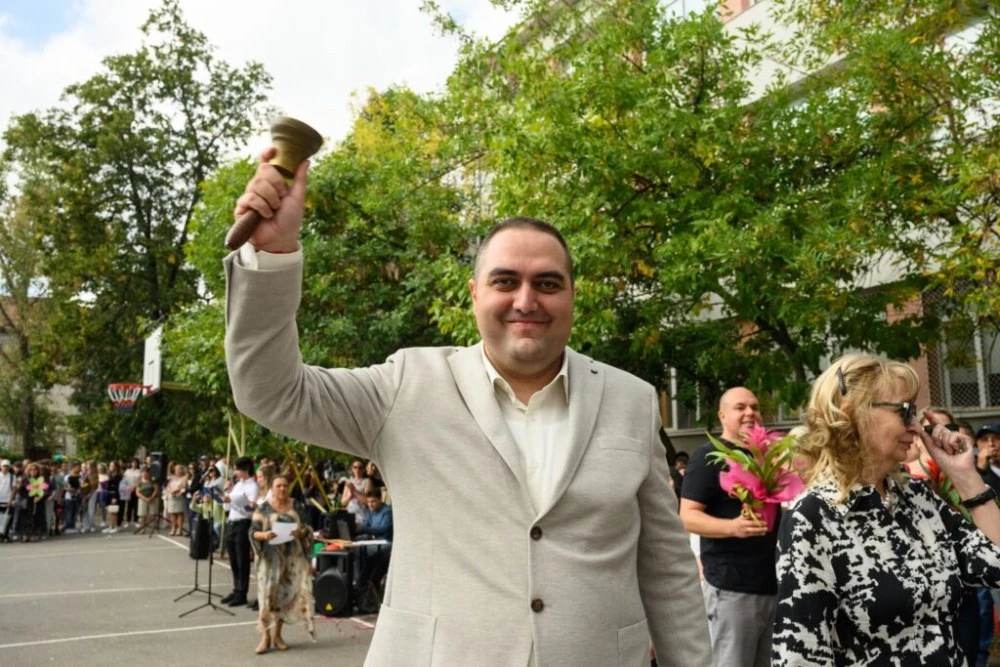 Арестуваният директор скрил около 20 камери в тоалетните на учениците с цел 