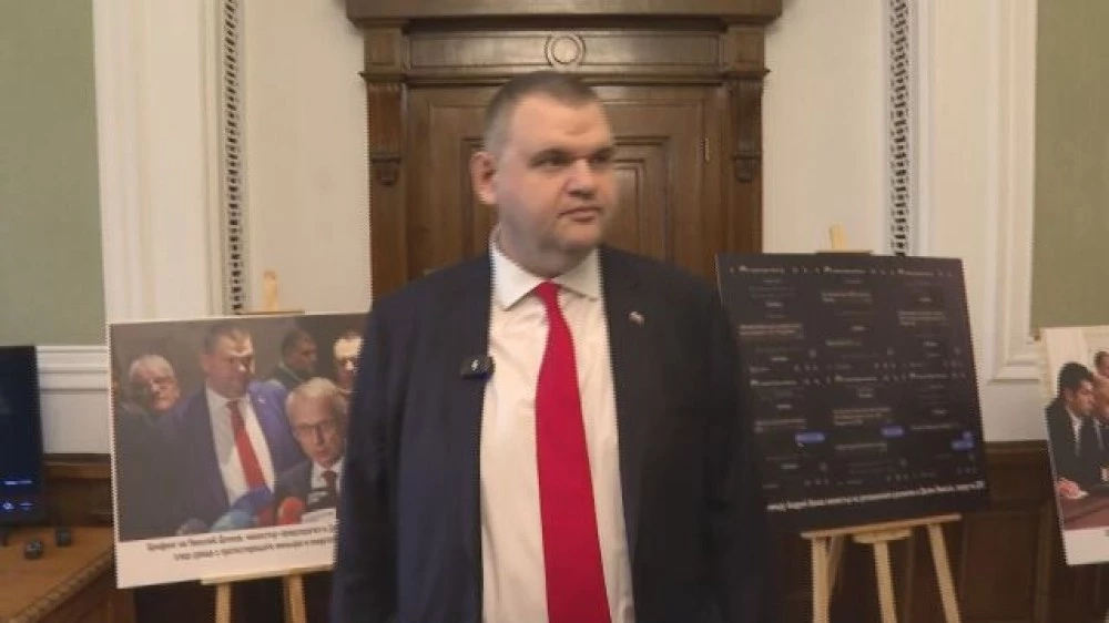 Държаха се чудовищно с моите депутати: Пеевски направи кабинета си 