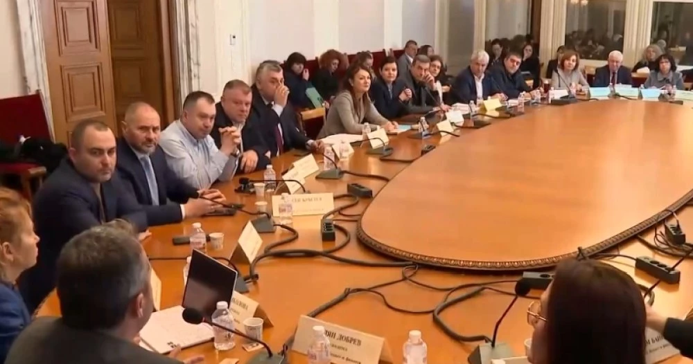 Напрежение в НС: Депутатите започнаха за разглеждат стария Бюджет 2026, вместо да гласуват удължения