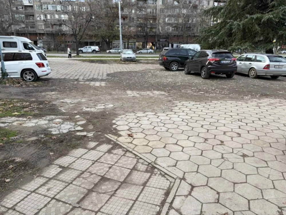 Изграждат паркинг за 80 коли до зала „Строител