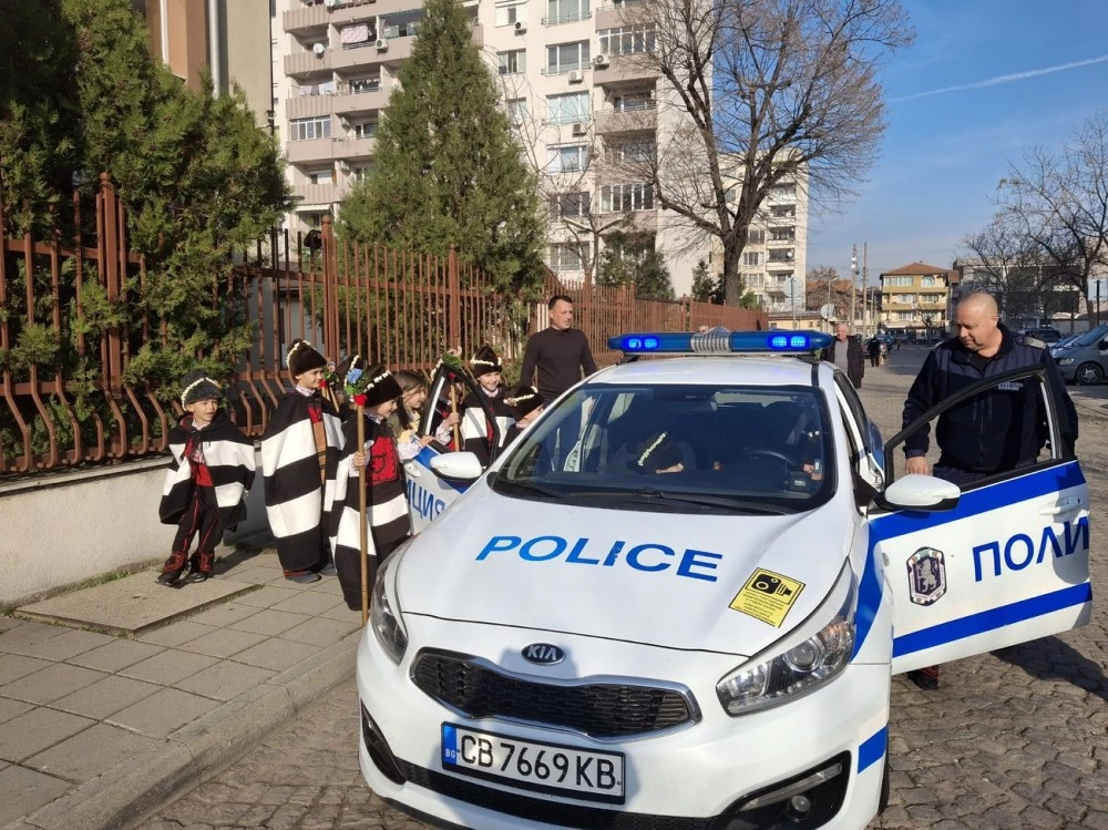 Коледарчета зарадваха служителите на Шесто районно