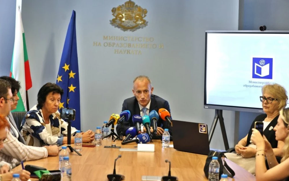 МОН даде заден за намаляването на паралелките с чужд език