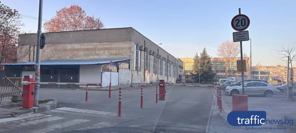 Ново самоуправство на Колежа? Сложиха бариери на паркинга – таксуват 2 лв./час денонощно!