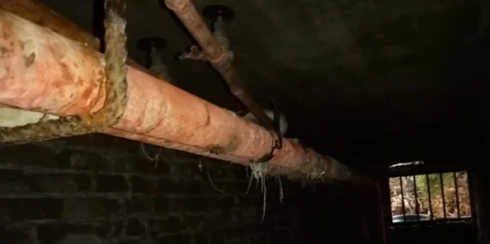 Постоянно пукащи се тръби на парно превърнаха блок в сауна и заплашват да оставят детска градина на студено