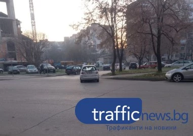 Безумно паркиране в „Тракия: Шофьор заряза колата си... в средата на пътя